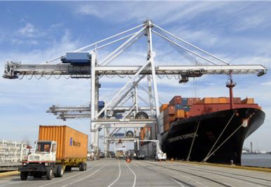 Kuģis uz krasta konteinerkravu